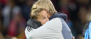 DFB-Trainer Hrubesch umarmt Torschützin Gwinn.