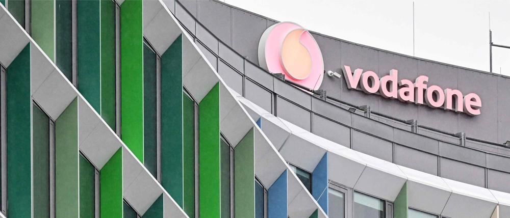 Das Vodafone Logo auf einem Gebäude in Budapest. 
