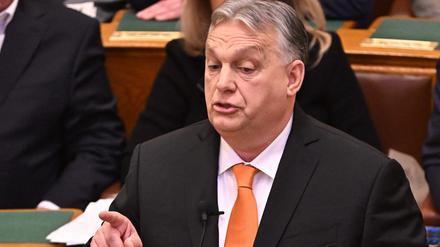 Ungarns Ministerpräsident Viktor Orban spricht während einer Parlamentssitzung am 26. Februar 2024 im Parlament in Budapest. 