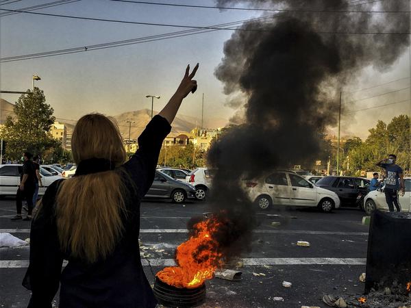 Der Iran brennt: Mitte September vergangenen Jahres begannen die Proteste wegen des Tods von Jina Mahsa Amini, die in Polizeigewahrsam ums Leben  kam.