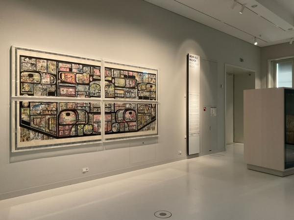Wimmelbild: Michael Nicoll Yahgulanaas’ Arbeiten lassen sich als sequenzielle Geschichte lesen, alle Szenen zusammen ergeben dann ein zusammenhängendes Gesamtbild. Hier alle vier Teile des Wandbildes „JAJ“, das ab Freitag im Humboldt Forum zu sehen ist.