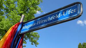 Das Magnus-Hirschfeld-Ufer an der Spree ist ein Gedenkort in Berlin.