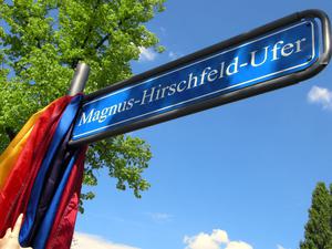 Das Magnus-Hirschfeld-Ufer an der Spree ist ein Gedenkort in Berlin.