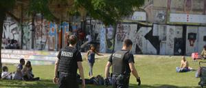 Polizei bei einer Razzia gegen Drogendealer im Görlitzer Park.
