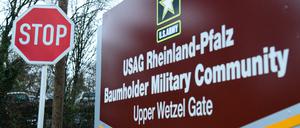 Ein Schild verweist auf den Zugang zur Wohnsiedlung der US-Streitkräfte in Baumholder in Rheinland-Pfalz.