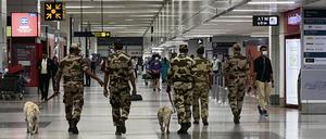 Soldaten patrouillieren im Internationalen Flughafen „Indira Gandhi“ in Neu-Delhi.