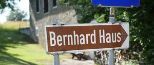 Wegweiser zum Bernhard-Haus in Obernathal.