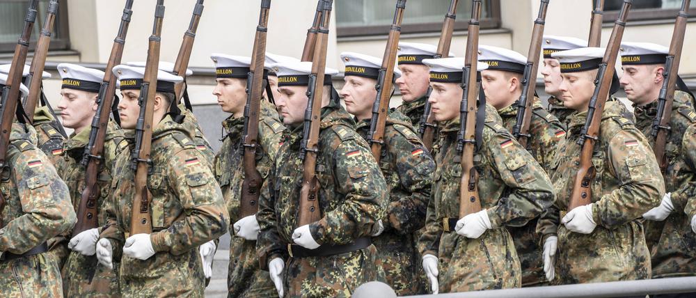 Die Ehrenformation der Deutschen Bundeswehr aus Anlass des Staatsbesuchs des englischen Königs in Deutschland am Pariser Platz in Berlin (Archivbild).
