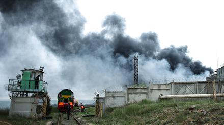 Rauch steigt über dem Treibstofflager in Sewastopol auf.
