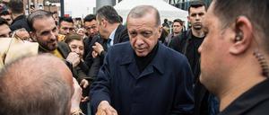 19. Mai 2023, Istanbul, Türkei: Präsident Erdoan begrüßt die Menschen, die sich vor dem Museum für moderne Kunst versammelt haben.