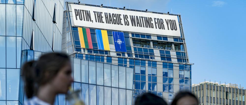 Ein Banner gegen Putin hängt an einem Gebäude in Vilnius.