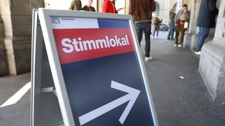 Ein Wahllokal für die Schweizer Parlamentswahlen 2023 in Zürich. 
