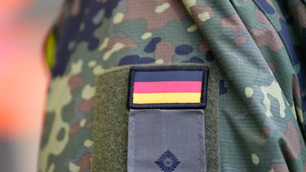 Dienst fürs Vaterland? Der Vorschlag, dass künftig eventuell auch Nicht-Deutsche in der Bundeswehr dienen könnten, wird kontrovers diskutiert.