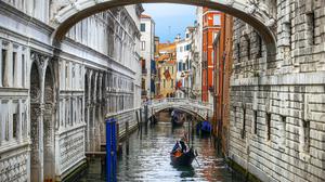 Eine Brücke in Venedig.