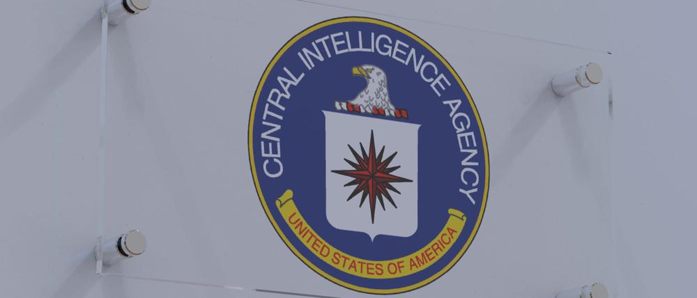 Das Logo der CIA ist auf einem Glasschild zu sehen.