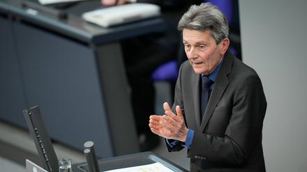 Rolf Muetzenich (SPD) im Portrait mit engangierter Handgeste bei seiner Rede in der Generaldebatte zum Haushalt bei der 150. Sitzung des Deutschen Bundestag in Berlin.
