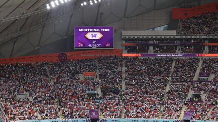 104 statt 90 Minuten. Ein Fußballspiel kann bei der WM in Katar lange dauern.