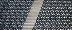 Leere Fußballtribünen, wie hier im Olympiastadion, wirken auf den ersten Blick befremdlich.