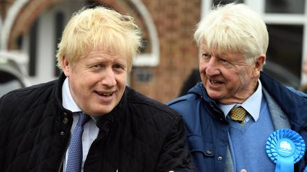 Der ehemalige Premierminister Boris Johnson mit seinem Vater Stanley bei einem Wahlkampfauftritt in Uxbridge (Archivfoto).