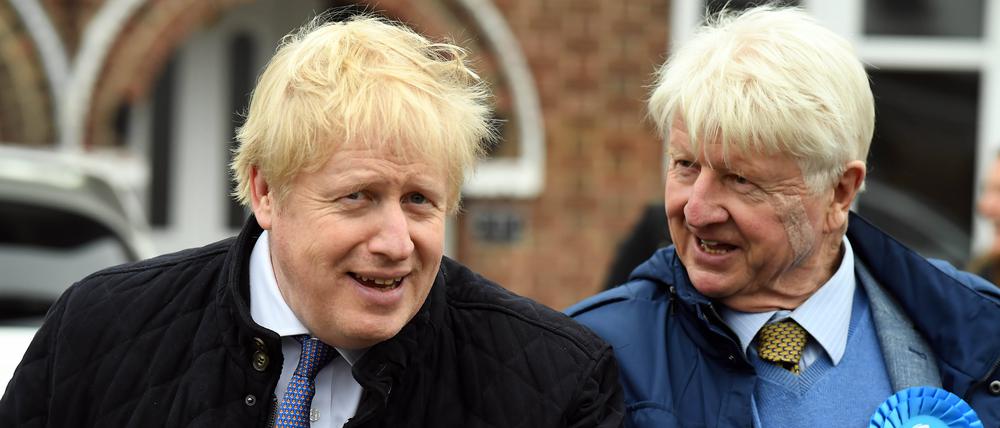 Der ehemalige Premierminister Boris Johnson mit seinem Vater Stanley bei einem Wahlkampfauftritt in Uxbridge (Archivfoto).