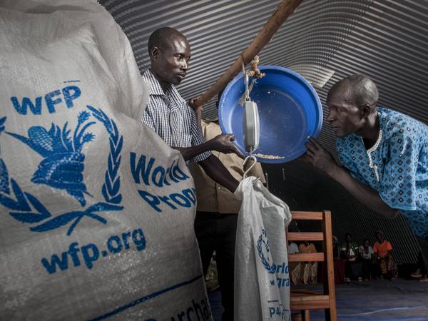 Mitarbeiter des Welternährungsprogramms WFP wiegen am 7. August 2015 in der Stadt Torit Mais ab, der in bedürftigen Gebieten im Südsudan verteilt werden soll.