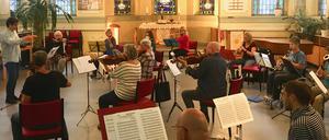 Das Utopia Orchester bei der Probe in der Kapelle des Seniorenzentrums St. Elisabeth-Stift in Prenzlauer Berg.