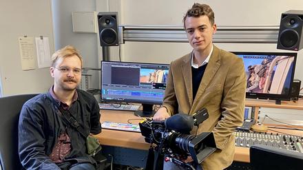 Fabian Engelsdorfer (links) und Ruben Scholl planen, produzieren und gestalten Fernsehbeiträge.