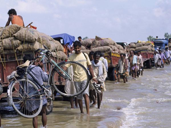 Im indischen Bihar fliehen Menschen vor Überschwemmungen, die durch starke Regenfälle und Gletscherschmelze an einem Nebenfluss des Ganges ausgelöst wurden.