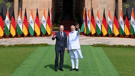 Bundeskanzler Olaf Scholz (L) and Indiens Premier Narendra Modi.