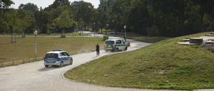 Polizeikräfte fahren durch den Görlitzer Park. (Archivbild)