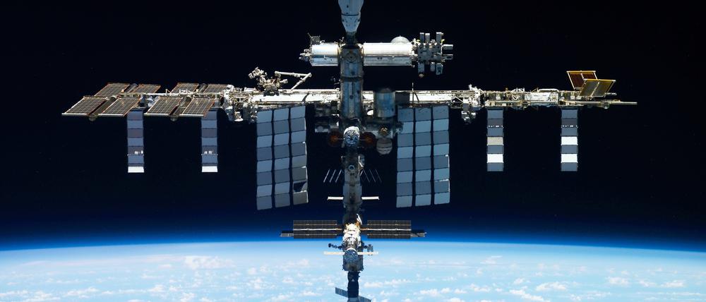 Dieses undatierte Bild von Roscosmos zeigt die Internationale Raumstation ISS. 