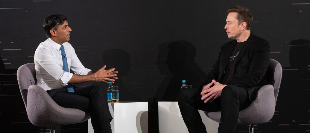 Rishi Sunak (l), Premierminister von Großbritannien, nimmt an einem Gespräch mit Elon Musk, CEO von Tesla und SpaceX, während des KI-Sicherheitsgipfels teil.