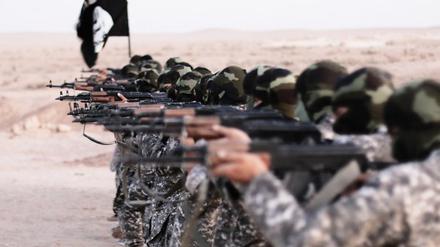 Ein Propagandafoto des IS zeigt feuernde Kämpfer.