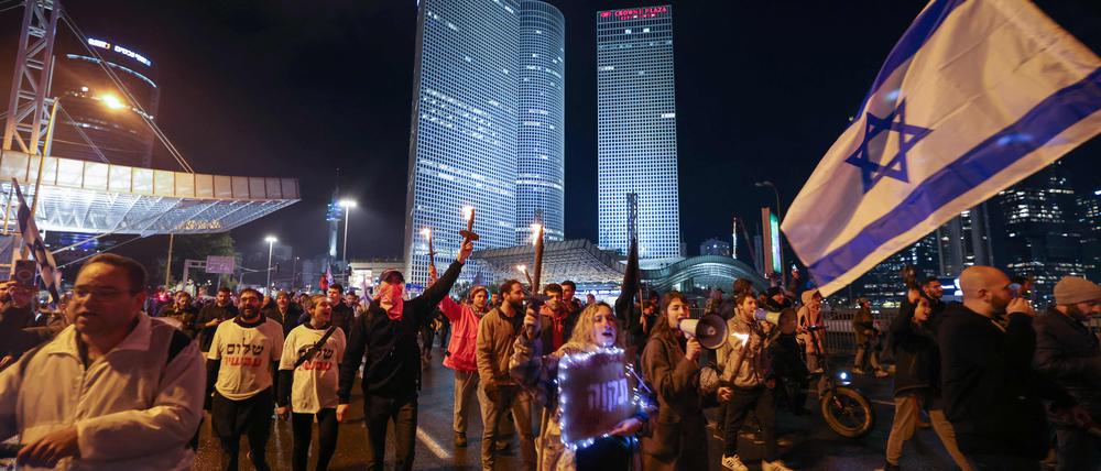Israelische linke Demonstranten nehmen an einer Kundgebung gegen die neue rechtsgerichtete Regierung von Premierminister Benjamin Netanjahu teil.