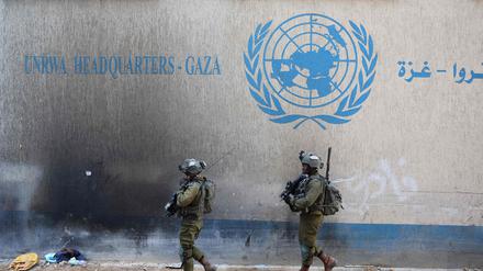 Israelische Soldaten vor dem Hauptquartier von UNRWA im Gazastreifen. 