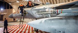 Ein F-15-Jagdbomber im Hangar nach dem Einsatz gegen iranische Drohnen.