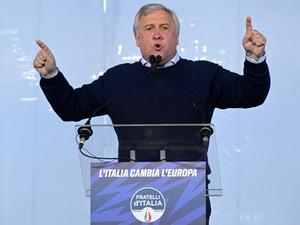 Der italienische Außenminister von der Forza Italia, Antonio Tajani,  bei einer Veranstaltung der Regierungspartei Fratelli d’Italia.