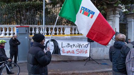 Freiheit für Ilaria Salis fordert ein Plakat an der ungarischen Botschaft in Rom.