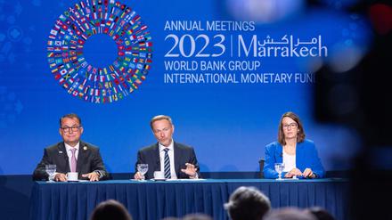 13Joachim Nagel (l), Präsident der Deutschen Bundesbank, und Christian Lindner (FDP, M), Bundesminister der Finanzen, und seine Sprecherin Nadine Kalwey sitzen bei einer Pressekonferenz bei der Jahrestagung des Internationalen Währungsfonds und der Weltbank. Lindner reist für ein Treffen der Finanzminister und Zentralbankchefs der G20-Staaten zur IWF/Weltbank-Tagung nach Marrakesch. 