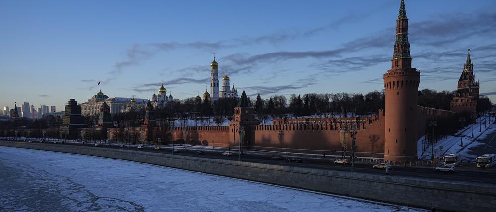 Der zugefrorene Moskwa-Fluss und der Kreml sind während des Sonnenuntergangs zu sehen. 