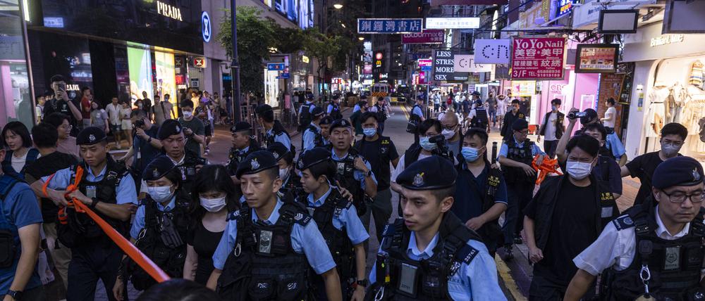 Polizeibeamte nehmen in Hongkong am Vorabend des 34. Jahrestages des Massakers auf dem Platz des Himmlischen Friedens in Peking eine Person fest.
