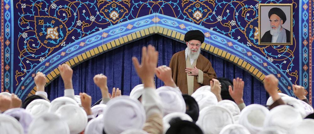 Iran (hier Revolutionsführer Ali Chamenei) behauptet, nichts mit dem Anschlag zu tun zu haben.