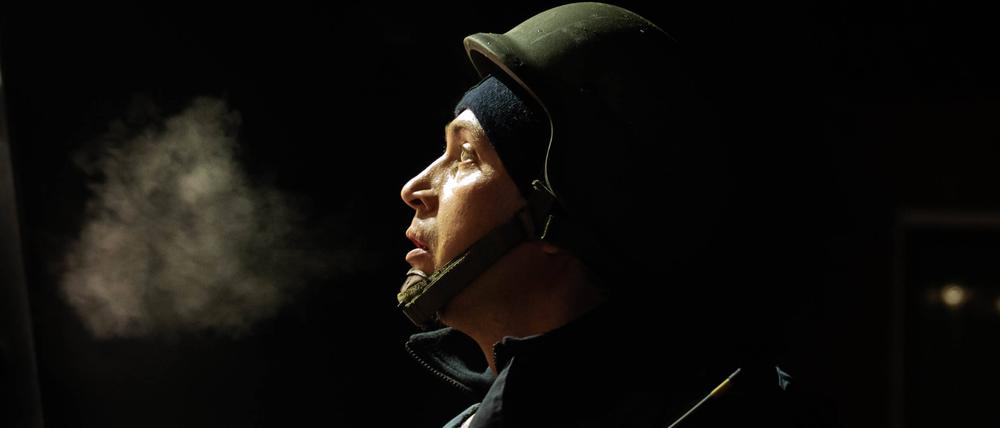Yuri, ein Feuerwehrmann, reagiert auf eine neue Welle von Drohnenangriffen auf die zivile Infrastruktur in Charkiw, Ukraine, am 30. Januar 2024.