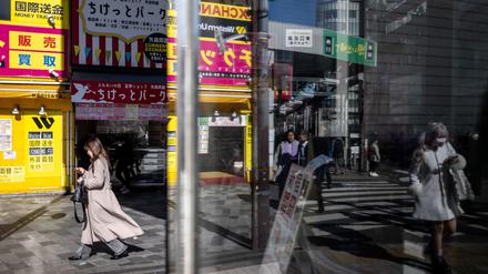 Fußgänger in Tokio, Japan. 
