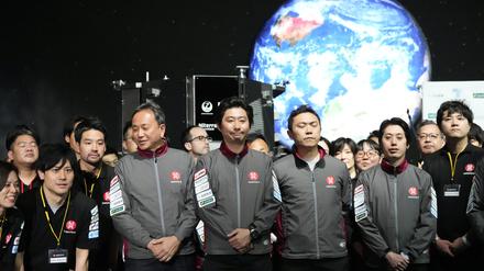 Takeshi Hakamada (M.), Gründer und CEO von Ispace, und seine Mitarbeiter stehen am Ende des Livestreams des privaten Monderkundungsprogramms „Hakuto-R“ bei der Mondlandungsveranstaltung im Miraikan, dem Nationalmuseum für aufstrebende Wissenschaft und Innovation, für ein Foto zusammen. 