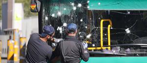 Die israelische Polizei untersucht den Tatort einer Explosion an einer Bushaltestelle in Jerusalem. 