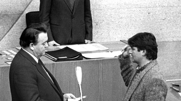 Konversion vom lässigen Linken zum Staatsmann. Hessens Ministerpräsident Holger Börner (l) vereidigt 1985 Joschka Fischer als grünen Umweltminister.