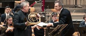 Zu sehen ist die Junge Deutsche Philharmonie mit dem Horn-Solistem Stefan Dohr und dem Dirigenten Jonathan Nott. Foto: Lena Laine