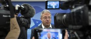 Itamar Ben-Gvir, Polizeiminister von Israel, spricht vor der wöchentlichen Kabinettssitzung mit Journalisten. 