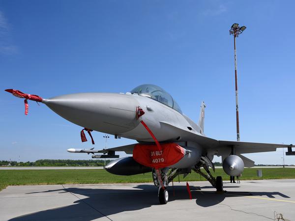 ARCHIV - 07.06.2022, Polen, Poznan: Ein F-16-Jet der polnischen Luftwaffe steht während der Nato-Übung «Ramstein Legacy 2022» auf der 31. polnischen Luftwaffenbasis.